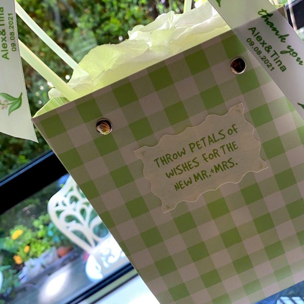 100 wedding stickers for throwing petals